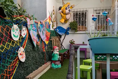 Bitkilerle çevrili bahçe basamakları ve renkli sandalyeler