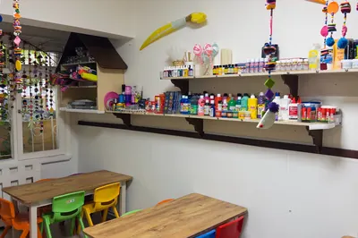 Sanat atölyesinde ahşap masalar