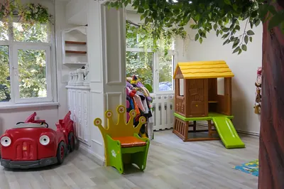 Oyun evi ve kaydıraklı oyun odası