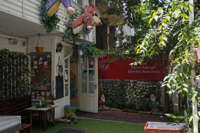 Hayvan figürleriyle süslü bahçe girişi