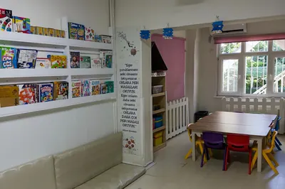Pencere kenarında kitap odası