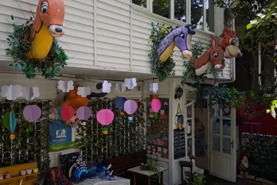 Kâğıt balonlarla süslü bahçe köşesi